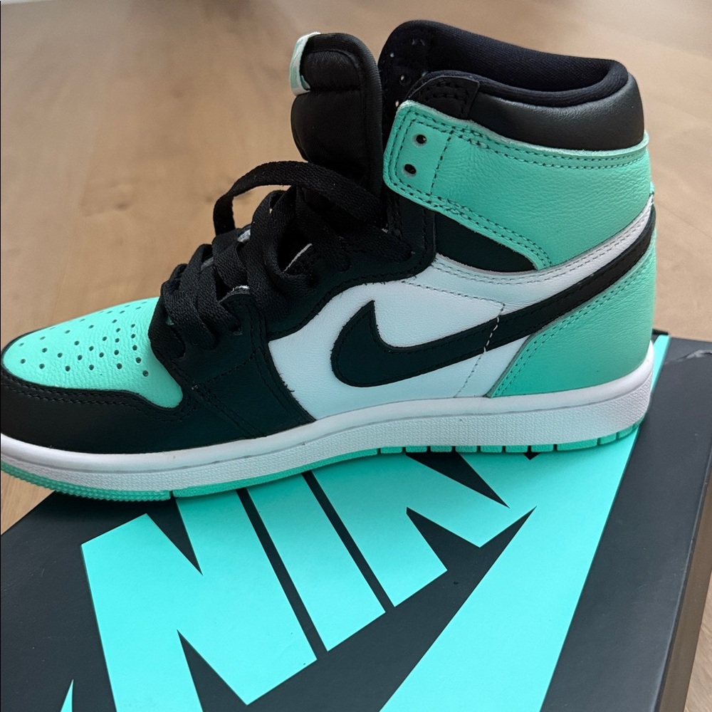 Air Jordan 1 Retro - Picture 8 of 12